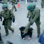Bei den Mai-Demonstrationen in Berlin, die traditionell in Randale enden, sorgte 2010 dieses Bild für Aufsehen. Ein Polizist tritt einem auf dem Boden liegenden Demonstranten auf den Kopf. Bei den Mai-Demonstrationen in Berlin, die traditionell in Randale enden, sorgte 2010 dieses Bild für Aufsehen. Ein Polizist tritt einem auf dem Boden liegenden Demonstranten auf den Kopf.
