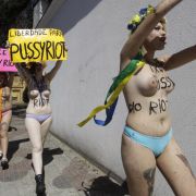 Sympathie mit der russischen Punkband «Pussy Riot» zeigen die Demonstrantinnen von Femen, die mit blankem Busen auf Missstände aufmerksam machen. Sympathie mit der russischen Punkband «Pussy Riot» zeigen die Demonstrantinnen von Femen, die mit blankem Busen auf Missstände aufmerksam machen.