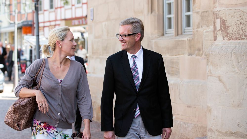 Der ehemalige Bundespräsident und seine Gattin auf dem Weg zum III. Symposium der Peter-Maffay-Stiftung. (Foto)