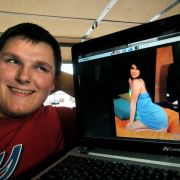 Es werden immer mehr Pornos konsumiert, wogegen der Sex im echten Leben nicht mehr ankommt. Es werden immer mehr Pornos konsumiert, wogegen der Sex im echten Leben nicht mehr ankommt.