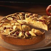 Apfelkuchen mit Sahne-Preiselbeer-Guss Apfelkuchen mit Sahne-Preiselbeer-Guss