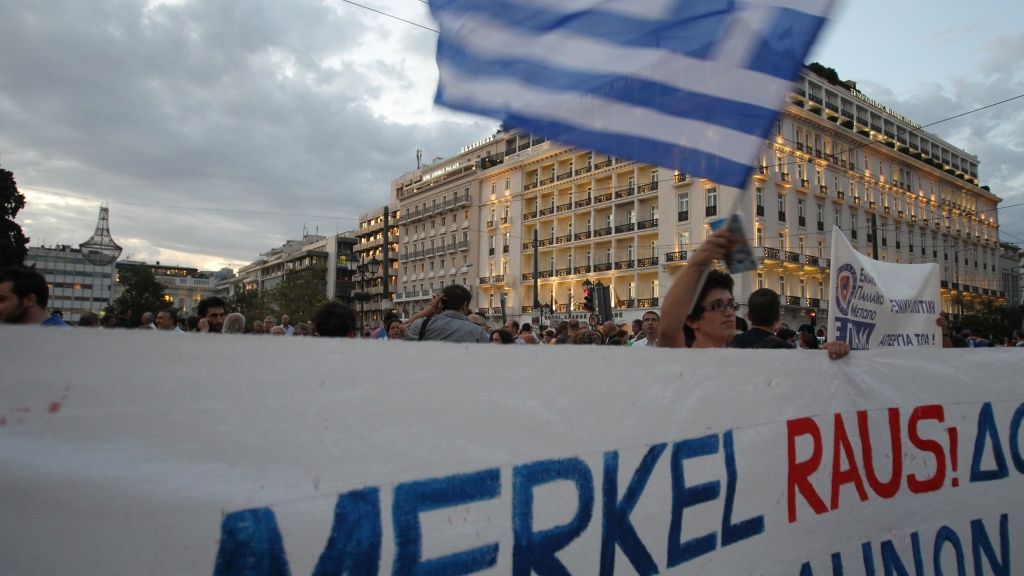 Am Tag vor Angela Merkels Griechenland-Besuch gehen bereits Hunderte Hellenen auf die Straße. Sie machen deutlich: Die Kanzlerin ist bei ihnen nicht willkommen. (Foto)