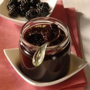 Brombeer-Konfitüre mit Walnüssen Brombeer-Konfitüre mit Walnüssen