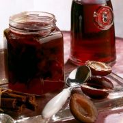 Rotwein-Pflaumenkonfitüre mit Zimt Rotwein-Pflaumenkonfitüre mit Zimt