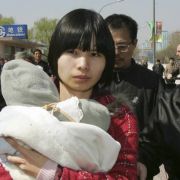 Die Chinesin Zeng Jinyan wurde zur Bloggerin, als ihr Mann, der Umweltaktivist Hu Jia, verschwand. Die Chinesin Zeng Jinyan wurde zur Bloggerin, als ihr Mann, der Umweltaktivist Hu Jia, verschwand.