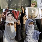 Malala Yousafzai ist 14 Jahre alt und am 10. Oktober 2012 Opfer eines Mordanschlags geworden. Malala Yousafzai ist 14 Jahre alt und am 10. Oktober 2012 Opfer eines Mordanschlags geworden.
