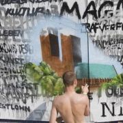 Auch Sprayer leben in einer eigenen Welt aus Aerosol-Gasen unter Kapuzen, Abstellgleisen und wunderschönen freien Mauern in möglichst düsteren Ecken. Auch Sprayer leben in einer eigenen Welt aus Aerosol-Gasen unter Kapuzen, Abstellgleisen und wunderschönen freien Mauern in möglichst düsteren Ecken.