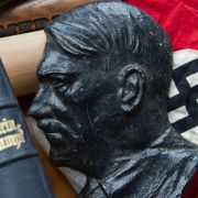 Aber auch Adolf Hitler weckt Emotionen - und passt deshalb in das Schema von Werbung. Aber auch Adolf Hitler weckt Emotionen - und passt deshalb in das Schema von Werbung.