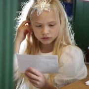 «Wir geben unseren Christkindern immer ein paar Flaschen zum Aufwärmen mit. Wenn ein Christkind durchnässt vor Ihrer Tür steht und nicht mehr ganz nüchtern ist, haben Sie hoffentlich Verständnis. Christkinder sind auch nur Menschen.» «Wir geben unseren Christkindern immer ein paar Flaschen zum Aufwärmen mit. Wenn ein Christkind durchnässt vor Ihrer Tür steht und nicht mehr ganz nüchtern ist, haben Sie hoffentlich Verständnis. Christkinder sind auch nur Menschen.»