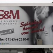 Fleisch fürs Fleisch - auch diese sehr billige Kampagne der GM Fleischwaren Frischdienst bekam 2008 eine Rüge und musste ihre LKW-Planen entsorgen. Fleisch fürs Fleisch - auch diese sehr billige Kampagne der GM Fleischwaren Frischdienst bekam 2008 eine Rüge und musste ihre LKW-Planen entsorgen.