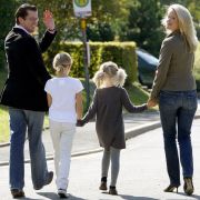 Hoffnungen, er werde mit seiner Familie nach Deutschland zurückkehren und womöglich zur Wahl 2013 wider politisch mitmischen, zerstreute Guttenberg zuletzt: «Meine Familie und ich sind dafür zu glücklich in den Staaten.» Hoffnungen, er werde mit seiner Familie nach Deutschland zurückkehren und womöglich zur Wahl 2013 wider politisch mitmischen, zerstreute Guttenberg zuletzt: «Meine Familie und ich sind dafür zu glücklich in den Staaten.»