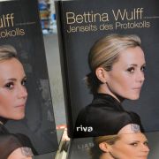 Den Sommer zuvor hatte seine Frau Bettina mit ihrer Autobiografie Jenseits des Protokolls für Schlagzeilen gesorgt. Den Sommer zuvor hatte seine Frau Bettina mit ihrer Autobiografie Jenseits des Protokolls für Schlagzeilen gesorgt.