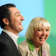 Für einige Zeit zog sich Özdemir aus der Öffentlichkeit zurück. 2004 wurde er ins Europäische Parlament gewählt, bevor er 2008 als Bundesvorsitzender der Grünen kandidierte und gemeinsam mit Claudia Roth die neue Doppelspitze bildete. Für einige Zeit zog sich Özdemir aus der Öffentlichkeit zurück. 2004 wurde er ins Europäische Parlament gewählt, bevor er 2008 als Bundesvorsitzender der Grünen kandidierte und gemeinsam mit Claudia Roth die neue Doppelspitze bildete.