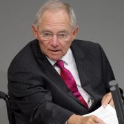 Weder von seiner Lähmung, verursacht durch ein Attentat 1990, noch durch die CDU-Spendenaffäre ließ sich der heutige Finanzminister Wolfgang Schäuble unterkriegen. Weder von seiner Lähmung, verursacht durch ein Attentat 1990, noch durch die CDU-Spendenaffäre ließ sich der heutige Finanzminister Wolfgang Schäuble unterkriegen.