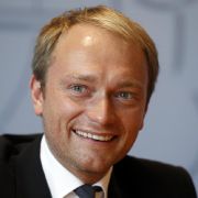 Mit nur 30 Jahren wurde Christian Lindner 2009 zum Generalsekretär der FDP gewählt. Doch sein Stern schien nur zwei Jahre: Im Dezember 2011 erklärte er seinen Rücktritt - offiziell wegen der Parteikrise. Mit nur 30 Jahren wurde Christian Lindner 2009 zum Generalsekretär der FDP gewählt. Doch sein Stern schien nur zwei Jahre: Im Dezember 2011 erklärte er seinen Rücktritt - offiziell wegen der Parteikrise.