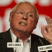 Sein Parteikollege Oskar Lafontaine hielt es 1999 (damals noch SPD) im Kabinett Schröders nicht mehr aus und legte sein Amt als Finanzminister nach internen Querelen nieder. 2005 startete er mit der WASG sein Comeback. Sein Parteikollege Oskar Lafontaine hielt es 1999 (damals noch SPD) im Kabinett Schröders nicht mehr aus und legte sein Amt als Finanzminister nach internen Querelen nieder. 2005 startete er mit der WASG sein Comeback.
