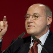 Auch Gregor Gysi wurden 2002 die Bonusmeilen zum Verhängnis. Weil er die dienstlich erworbenen Vergünstigungen wie Özdemir für Privatreisen nutzte, trat der Linke-Politiker von allen politischen Ämtern zurück. Auch Gregor Gysi wurden 2002 die Bonusmeilen zum Verhängnis. Weil er die dienstlich erworbenen Vergünstigungen wie Özdemir für Privatreisen nutzte, trat der Linke-Politiker von allen politischen Ämtern zurück.