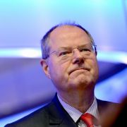 Um SPD-Kanzlerkandidat Peer Steinbrück war es seit 2009 ruhig geworden. Nach dem Aus der großen Koalition 2009 schied er als Finanzminister aus dem Kabinett aus, legte außerdem den Vize-Bundesvorsitz der SPD nieder. Um SPD-Kanzlerkandidat Peer Steinbrück war es seit 2009 ruhig geworden. Nach dem Aus der großen Koalition 2009 schied er als Finanzminister aus dem Kabinett aus, legte außerdem den Vize-Bundesvorsitz der SPD nieder.