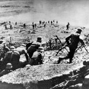 Imageproblem hin oder her: Manchmal allerdings wittern Wölfe fette Beute – und werden aggressiv. So musste der Erste Weltkrieg kurzzeitig unterbrochen werden, weil deutsche und russische Front derart massiv von Wolfsrudeln angegriffen wurden. Imageproblem hin oder her: Manchmal allerdings wittern Wölfe fette Beute – und werden aggressiv. So musste der Erste Weltkrieg kurzzeitig unterbrochen werden, weil deutsche und russische Front derart massiv von Wolfsrudeln angegriffen wurden.