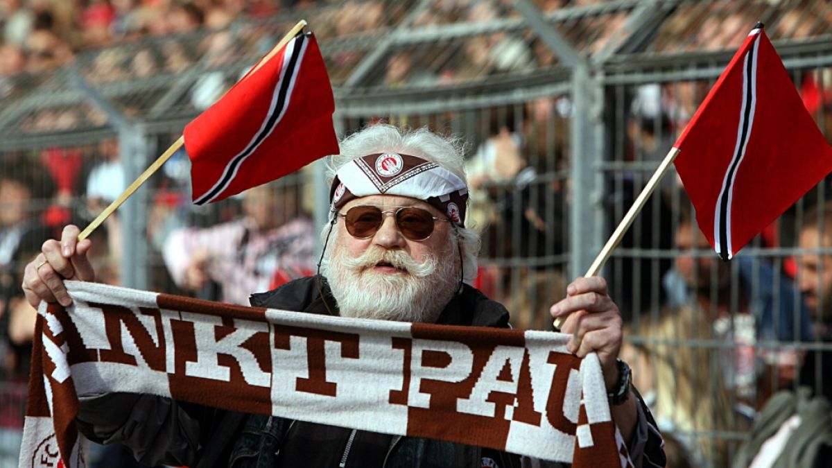 Mein Klub, mein Schal, mein Stirnband: kultiger St. Pauli-Fan. (Foto)