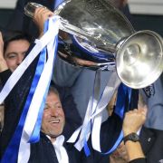 Chelsea-Besitzer Roman Abramovich reckt den Champions League Pokal empor nach dem Triumph am 19. Mai 2012 in München.