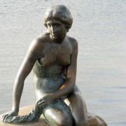 DIE KLEINE MEERJUNGFRAU, Wahrzeichen von Kopenhagen, amüsierte im Jahr 2010 die Spaziergänger. DIE KLEINE MEERJUNGFRAU, Wahrzeichen von Kopenhagen, amüsierte im Jahr 2010 die Spaziergänger.