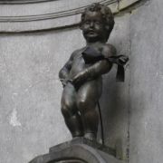 DAS MANNEKEN PIS in Brüssel wurde in seiner bewegten Geschichte mehrfach vom Podest geholt. DAS MANNEKEN PIS in Brüssel wurde in seiner bewegten Geschichte mehrfach vom Podest geholt.