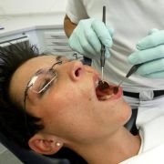Jeder zehnte Deutsche hat eine ausgeprägte Zahnarztphobie. Diese Methoden könnten dagegen helfen.