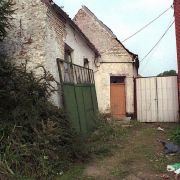 Ort des Schreckens: Das Haus von Dutroux im Sommer 1996, kurz nachdem Sabine Dardenne und ein weiteres Mädchen, das Dutroux sechs Tage zuvor entführt hatte, gerettet wurden. Ort des Schreckens: Das Haus von Dutroux im Sommer 1996, kurz nachdem Sabine Dardenne und ein weiteres Mädchen, das Dutroux sechs Tage zuvor entführt hatte, gerettet wurden.