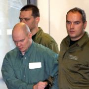 Ihr Peiniger Mario M. erhielt 15 Jahre Haft und anschließende Sicherungsverwahrung. Der 36-Jährige hatte gestanden, die damals 13-Jährige in seine Gewalt gebracht, sie über fünf Wochen gefangen gehalten, sexuell missbraucht und gequält zu haben. Ihr Peiniger Mario M. erhielt 15 Jahre Haft und anschließende Sicherungsverwahrung. Der 36-Jährige hatte gestanden, die damals 13-Jährige in seine Gewalt gebracht, sie über fünf Wochen gefangen gehalten, sexuell missbraucht und gequält zu haben.