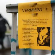 Oktober 2012: Die Polizei sucht nach der 17-Jährigen Rebecca aus Rostock. Ein 28-Jähriger hat sie verschleppt. Fast vier Tage lang hält er sie gefangen und missbraucht sie mehrfach. Dann gelingt ihr die Flucht. Oktober 2012: Die Polizei sucht nach der 17-Jährigen Rebecca aus Rostock. Ein 28-Jähriger hat sie verschleppt. Fast vier Tage lang hält er sie gefangen und missbraucht sie mehrfach. Dann gelingt ihr die Flucht.