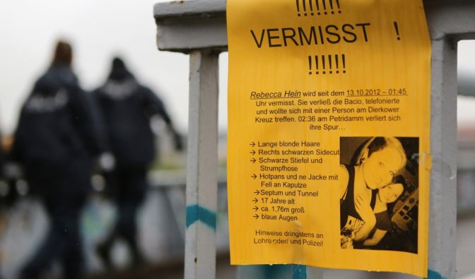 Oktober 2012: Die Polizei sucht nach der 17-Jährigen Rebecca aus Rostock. Ein 28-Jähriger hat sie verschleppt. Fast vier Tage lang hält er sie gefangen und missbraucht sie mehrfach. Dann gelingt ihr die Flucht.