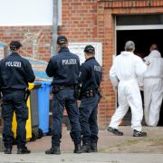 Gegen den Beschuldigten, den 28-jährigen Mario B., wurde Haftbefehl erlassen. Die Staatsanwaltschaft wirft ihm Vergewaltigung in drei Fällen vor, einmal in Tateinheit mit gefährlicher Körperverletzung und in zwei Fällen mit Freiheitsberaubung. Gegen den Beschuldigten, den 28-jährigen Mario B., wurde Haftbefehl erlassen. Die Staatsanwaltschaft wirft ihm Vergewaltigung in drei Fällen vor, einmal in Tateinheit mit gefährlicher Körperverletzung und in zwei Fällen mit Freiheitsberaubung.