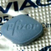 Die kleine blaue Wunderpille ist alles andere als förderlich für die Spermienproduktion. Laut einer britischen Studie schadet sie nämlich der Kopfkappe der Spermien, die wichtige Chemikalien enthalten, um die Wände der Eizelle zu durchbrechen. Die kleine blaue Wunderpille ist alles andere als förderlich für die Spermienproduktion. Laut einer britischen Studie schadet sie nämlich der Kopfkappe der Spermien, die wichtige Chemikalien enthalten, um die Wände der Eizelle zu durchbrechen.