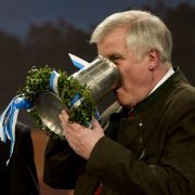 Ein übertriebener Lebensstil mit zu viel Zigaretten, Alkohol, Stress und anderen Schadstoffen bremsen Spermien aus. Das sollte auch Herr Seehofer im Auge behalten. Aber nun erst einmal Prost! Ein übertriebener Lebensstil mit zu viel Zigaretten, Alkohol, Stress und anderen Schadstoffen bremsen Spermien aus. Das sollte auch Herr Seehofer im Auge behalten. Aber nun erst einmal Prost!