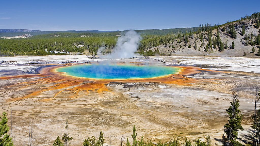 Sie schillert wie ein bunter Regenbogen, die Grand Prismatic Spring im berühmten Yellowstone Nationalpark in Wyoming, USA. Baden kann man in der 71 Grad heißen Quelle nicht. Aber Staunen ist erlaubt! (Foto)
