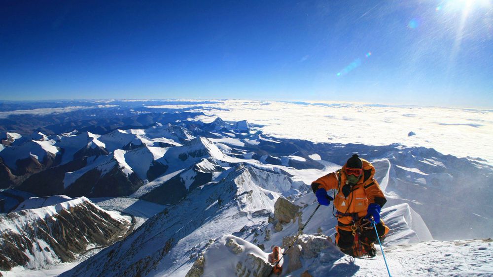 Forscher haben bei Alpinisten am Mt. Everest den bislang niedrigsten Sauerstoffgehalt im Blut gemessen. Der niedrigste Wert lag bei 2,55 Kilopascal, normal sind 12 bis 14. Weniger als 8 Kilopascal gilt als ernsthaft krank. (Foto)
