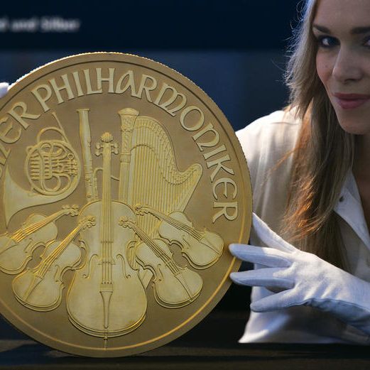 Das ist Big Phil, Europas größte Goldmünze. Wenn Sie Ihre eigene Währung kreieren wollen, können Sie auch bescheidener anfangen.