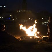 «Feuerteufel» heißt die nicht nur atmosphärisch starke - und ebenfalls in Hamburg verortete - Folge, mit der Möhring (45) seinem Freund und neuen Kollegen Til Schweiger auf dem Fuße folgt. «Feuerteufel» heißt die nicht nur atmosphärisch starke - und ebenfalls in Hamburg verortete - Folge, mit der Möhring (45) seinem Freund und neuen Kollegen Til Schweiger auf dem Fuße folgt.