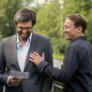 Der wird Vater und wandert in den Innendienst ab. «Du bist 'n Scheißverräter», blafft er ihn an. Nun muss Falke an seiner Seite Der wird Vater und wandert in den Innendienst ab. «Du bist 'n Scheißverräter», blafft er ihn an. Nun muss Falke an seiner Seite
