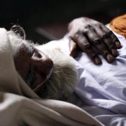 Ein indischer Tuberkulose-Patient in einer Tuberkulose-Klinik. Noch heute sterben Jahr für Jahr rund 1,6 Millionen Menschen an der Infektionskrankheit, etwa 330.000 davon allein in Indien. Ein indischer Tuberkulose-Patient in einer Tuberkulose-Klinik. Noch heute sterben Jahr für Jahr rund 1,6 Millionen Menschen an der Infektionskrankheit, etwa 330.000 davon allein in Indien.