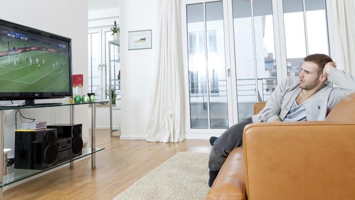 Fußballschauen während der Arbeitszeit? Keine gute Idee (Symbolfoto) (Foto)