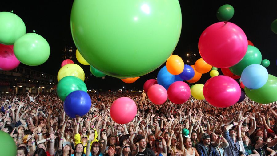 Während dem Auftritt der amerikanischen Rockband 30 Seconds To Mars wurden überdimensionale Luftballons ins Publikum geworfen. (Foto)