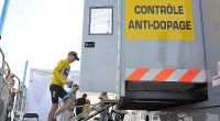 Der schmale Grat der Glaubwürdigkeit: Tour-Favorit Christopher Froome auf dem Weg zur Doping-Kontrolle auf dem Mont Ventoux.