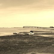 Die Brücke ins Glück, im Hintergrund die Hafenstadt La Rochelle. Die Brücke ins Glück, im Hintergrund die Hafenstadt La Rochelle.
