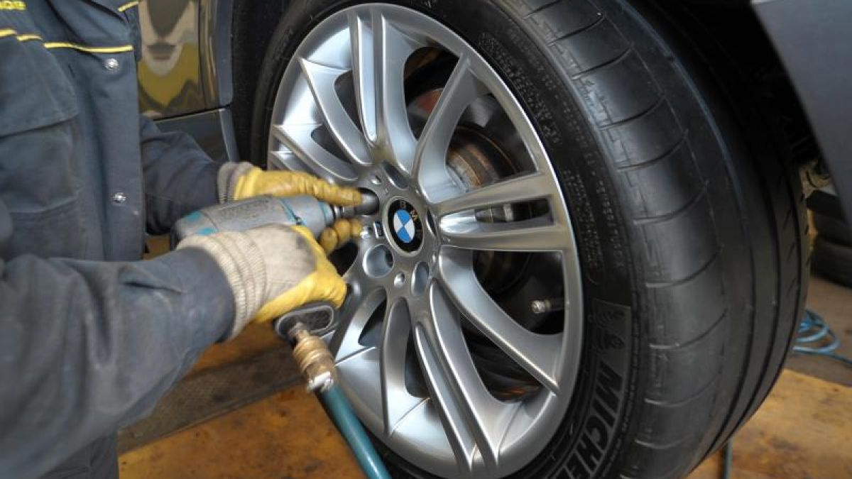 Beim Reifenwechsel ist die Drehrichtung zu beachten. (Foto)