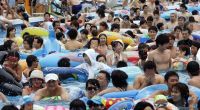 Abkühlung ist auch in Asien heiß begehrt - etwa im Dead Sea of China, dem wohl vollsten Pool der Welt.
