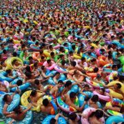 Alles voll: In den größten Pool der Welt in China passen bis zu 15.000 Menschen.