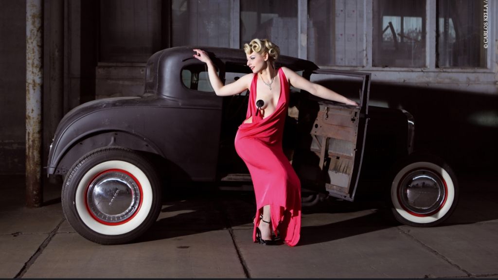 Die 52 Fotos im «Girls & legendary US-Cars»-Kalender von Carlos Kella zeigen über 20 heiße Ladys und über 30 amerikanische Traumautos im Gespann.  Das getunte Model A von Ford ist eines der ältesten Modelle. (Foto)