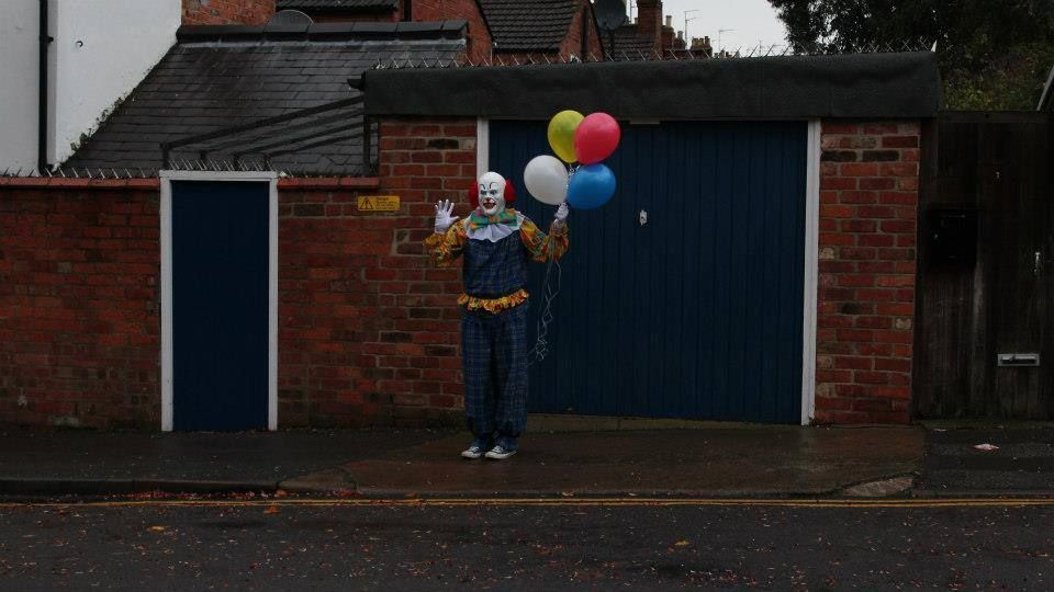 In der zentralenglischen Industriestadt Northampton treibt seit einiger Zeit ein Clown sein Unwesen. In einer Facebook-Gruppe werden Fotos gesammelt, die ihn zeigen - gern auch mal mit Luftballons. (Foto)